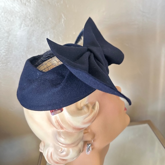 SOPHISTICATED 1950's NAVY FELT  HAT + VERY LONG FEATHER, OPEN CROWN & BOW - Picture 3 of 15